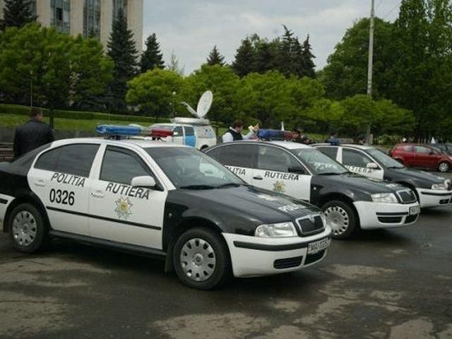 В Молдове полицейским запретили есть, жевать жвачку и курить на посту В Молдове полицейским запретили есть, жевать жвачку и курить на посту