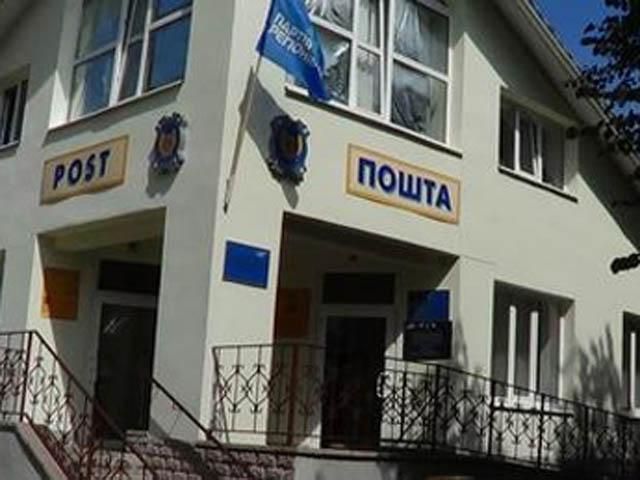 Регіонали "прикрашають" своїми прапорами держустанови Регіонали "прикрашають" своїми прапорами держустанови