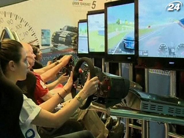 На выставке компьютерных игр Gamescom геймеры бесплатно испытывают новинки игрового рынка