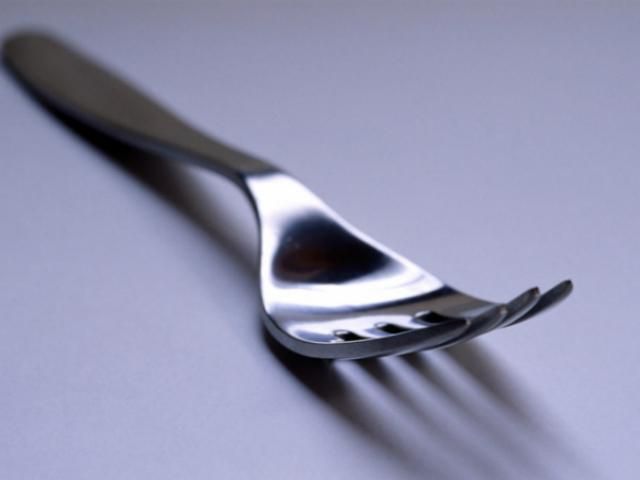 Запорізькі лікарі витягли з горла пацієнта 2 вилки Запорізькі лікарі витягли з горла пацієнта 2 вилки