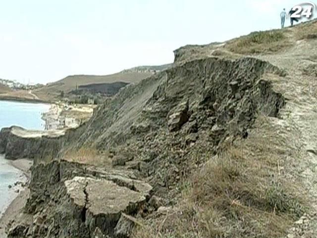 В Крыму возле пляжа сместилась почва