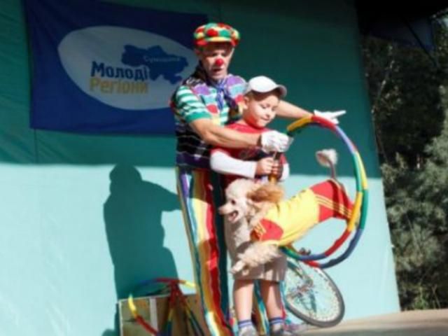 Партія регіонів агітує цирком і курсами англійської, опозиція - велопробігом (Фото) Партія регіонів агітує цирком і курсами англійської, опозиція - велопробігом (Фото)