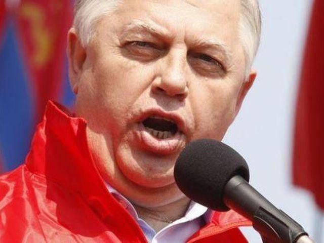 У Сімферополі під вигуки "Фашист!" Симоненка закидали яйцями У Сімферополі під вигуки "Фашист!" Симоненка закидали яйцями