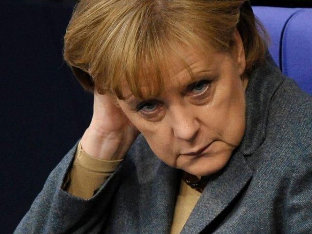 В кортеж Меркель бросили опасную жидкость