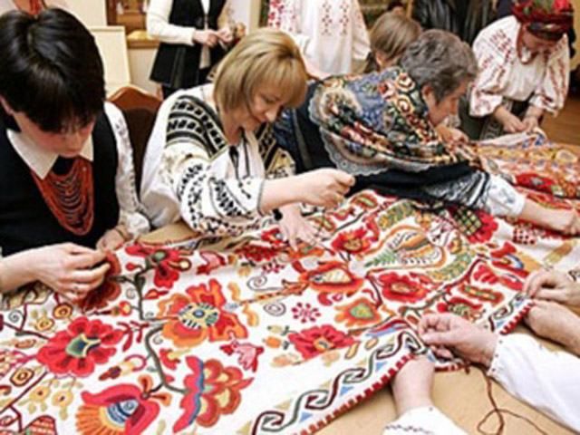 36 сіл разом вишили 22-метровий рушник до Дня Незалежності 36 сіл разом вишили 22-метровий рушник до Дня Незалежності