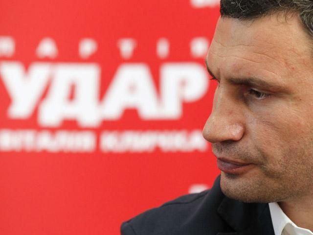 Кременчуг: Молодые люди портили билборды кандидата Кличко за деньги Кременчуг: Молодые люди портили билборды кандидата Кличко за деньги