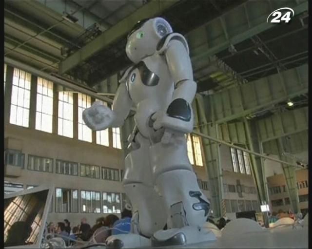 На фестивале технологий в Германии ученые представили робота-танцора