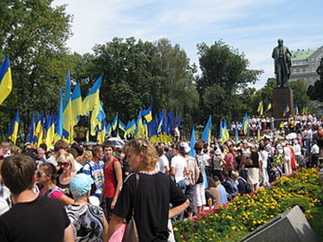 В Киеве под шепот Тимошенко развернули рекордный по размерам флаг Украины (Аудио)