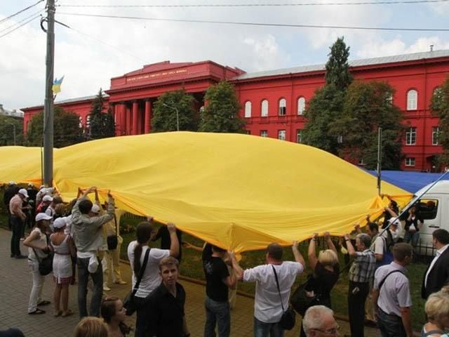У Києві цілу вулицю накрили величезним прапором України (Фото)