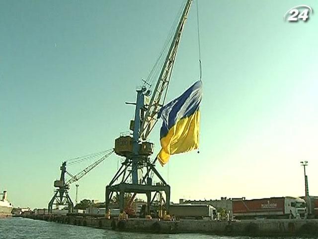 У Євпаторії підняли найбільший в Україні жовто-блакитний прапор