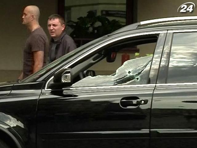 У центрі Львова серед білого дня розстріляли позашляховик У центрі Львова серед білого дня розстріляли позашляховик