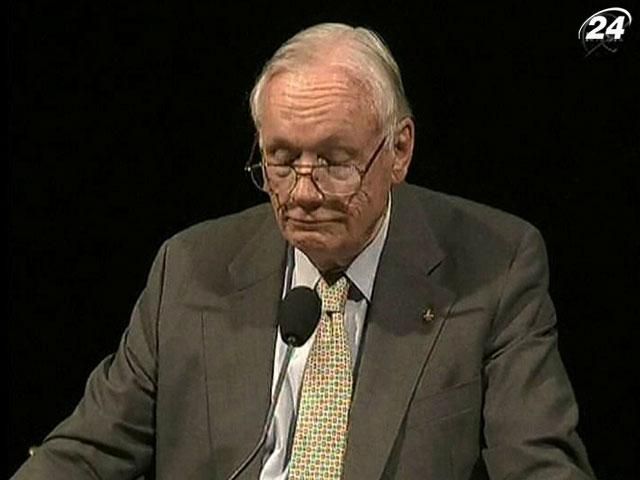 В США умер астронавт, первым ступивший на Луну В США умер астронавт, первым ступивший на Луну