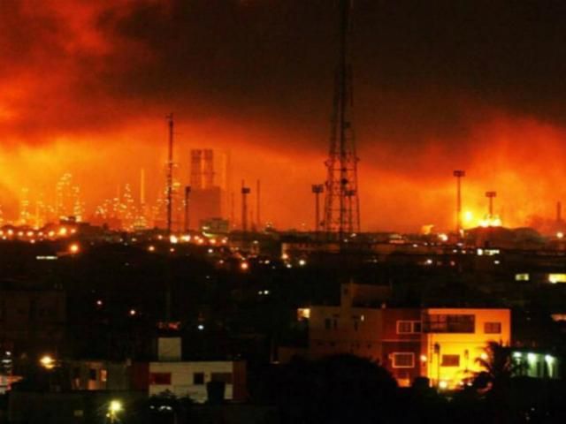 Нафтовий завод у Венесуелі продовжує горіти Нафтовий завод у Венесуелі продовжує горіти