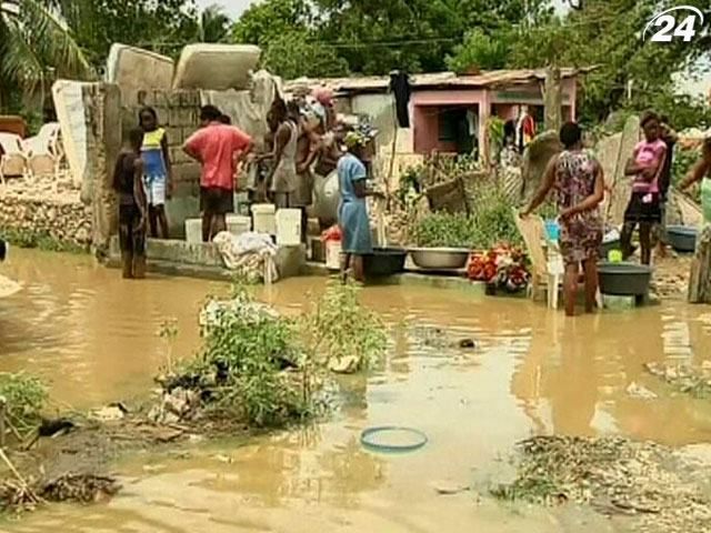 У Карибському морі вирує тропічний шторм "Ісаак" У Карибському морі вирує тропічний шторм "Ісаак"