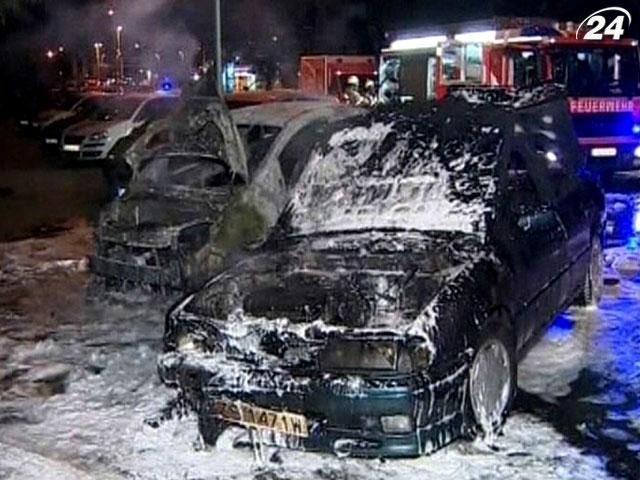 На улицах Берлина сгорело 6 автомобилей На улицах Берлина сгорело 6 автомобилей