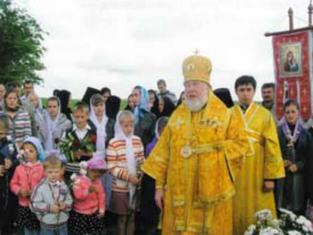 Архиепископ агитировал за регионала, а "Батькивщина" под церковью раздавала рекламки (Видео)