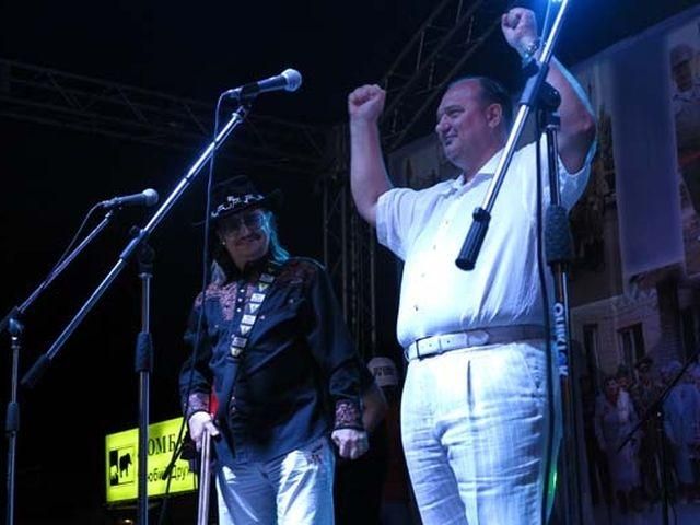 На Луганщині за кандидата в нардепи агітує гурт "Бутирка" (Відео, Фото) На Луганщині за кандидата в нардепи агітує гурт "Бутирка" (Відео, Фото)