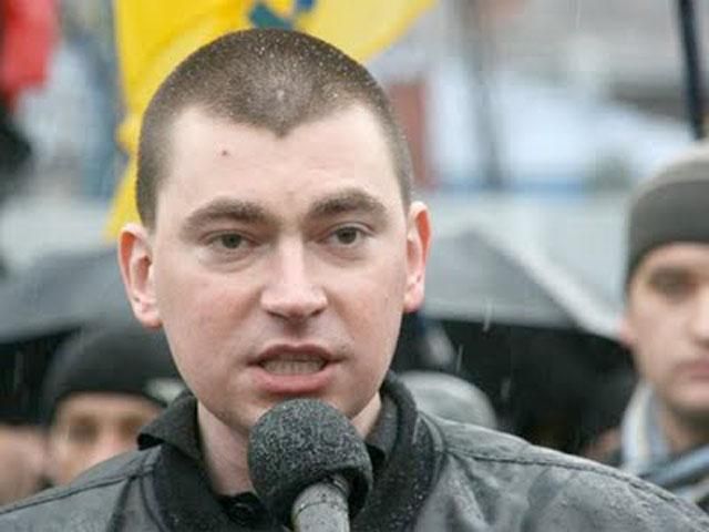 Кандидат-свободівець обматюкав чоловіка біля церкви (Відео) Кандидат-свободівець обматюкав чоловіка біля церкви (Відео)