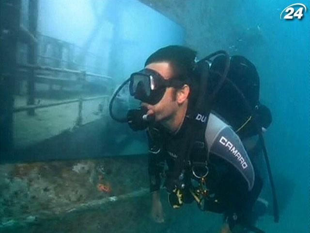 Австрийский фотограф организовал в США подводную экспозицию