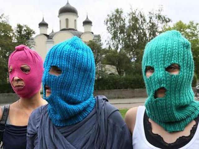 В России оппозиционер приковал себя у здания УМВД. Поддерживает Pussy Riot