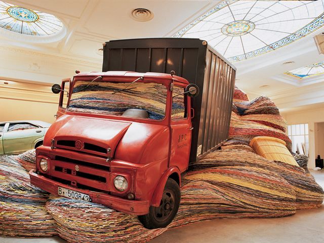 Шотландец создает скульптуры из старых журналов (Фото) Шотландец создает скульптуры из старых журналов (Фото)