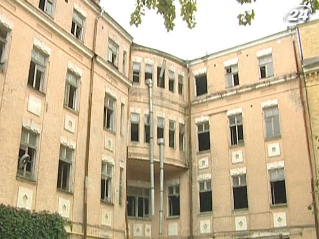 Киевские активисты: историческое здание бывшей больницы скорой помощи разрушается