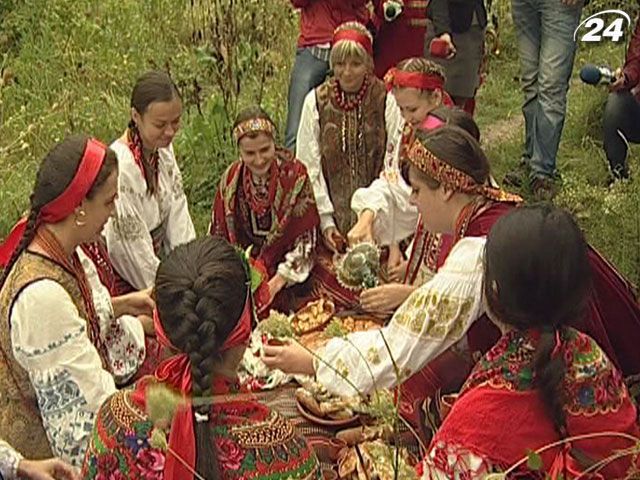 У Києві на Пречисту відтворили український обряд калинового походу У Києві на Пречисту відтворили український обряд калинового походу