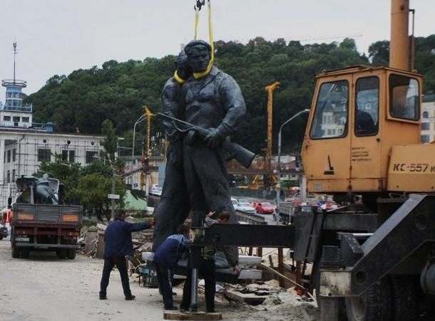 З Набережної у Києві зник пам’ятник радянським морякам