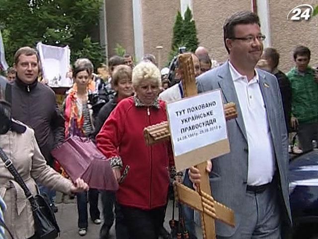 Соратники Тимошенко "поховали" правосуддя під ВССУ