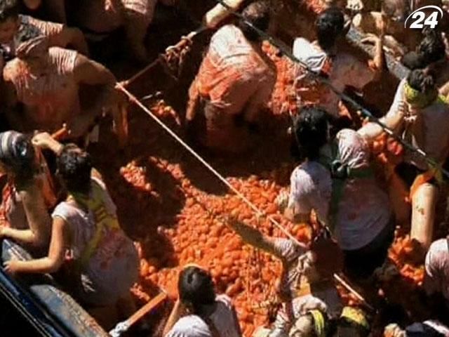 В Испании десятки тысяч человек устроили помидорную войну В Испании десятки тысяч человек устроили помидорную войну