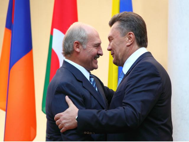 Янукович поздравил с днем рождения Лукашенко