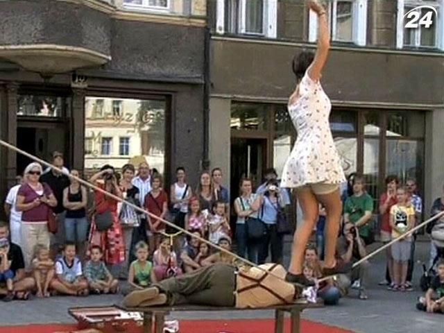 В Польше состоялся фестиваль уличного искусства BuskerBus