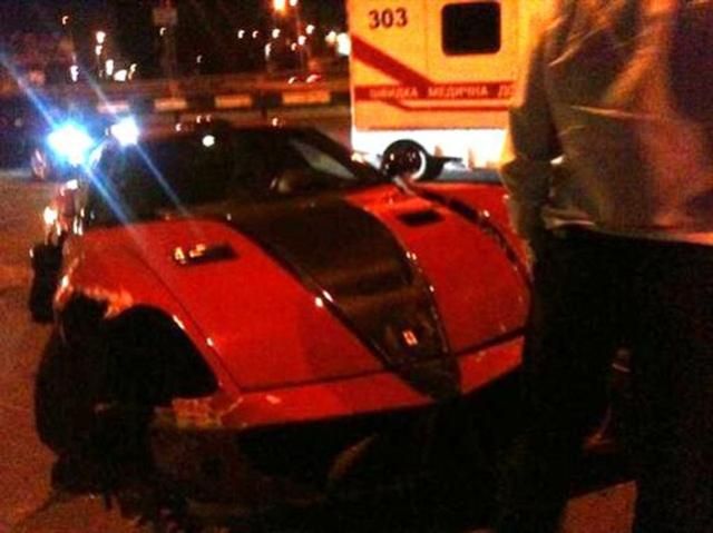ДТП в Києві: Феррарі за півмільйона перетворилось на купу металу (Фото) ДТП в Києві: Феррарі за півмільйона перетворилось на купу металу (Фото)