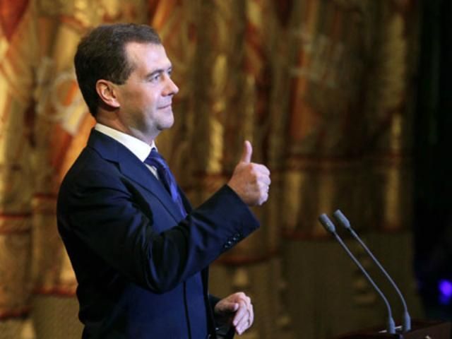 Медведев сожалеет, что студенты не ездят "на картошку"