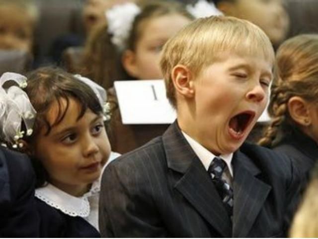 Кандидат от БЮТ раздавал школьникам подарки (Фото) Кандидат от БЮТ раздавал школьникам подарки (Фото)