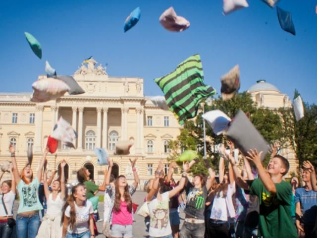 У Львові влаштували бій подушками (Фото) У Львові влаштували бій подушками (Фото)