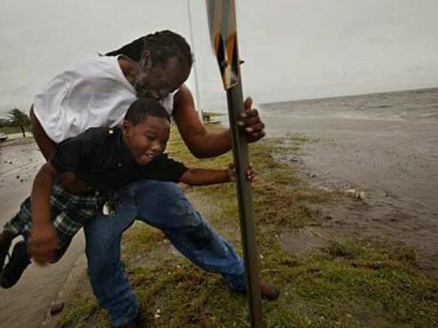 За 12 часов отец и сын спасли 120 человек За 12 часов отец и сын спасли 120 человек