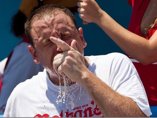 Американець з'їв майже 200 курячих крилець за 12 хвилин Американець з'їв майже 200 курячих крилець за 12 хвилин