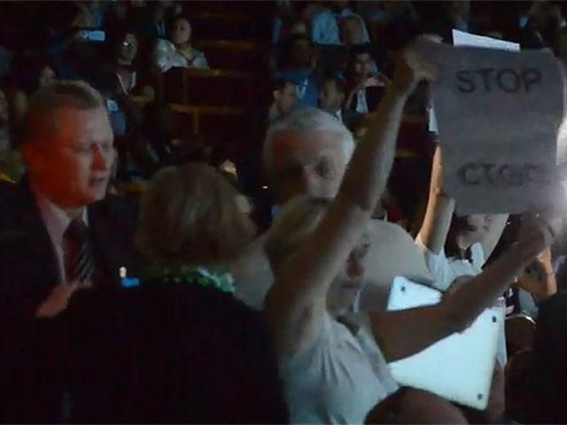 УП: Охоронець Президента розпустив руки на журналістку (Відео) УП: Охоронець Президента розпустив руки на журналістку (Відео)