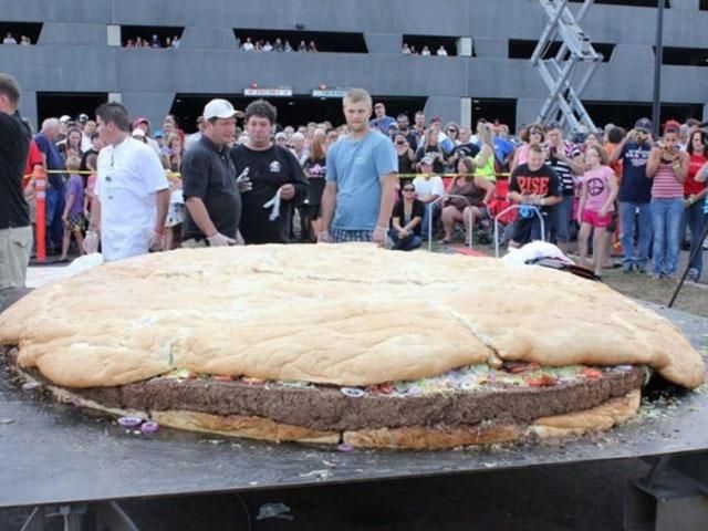 Американцы приготовили самый большой в мире бургер (Фото)