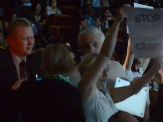 Охранник, который вырывал в журналисток плакаты, подчинялся УГО (Видео) Охранник, который вырывал в журналисток плакаты, подчинялся УГО (Видео)