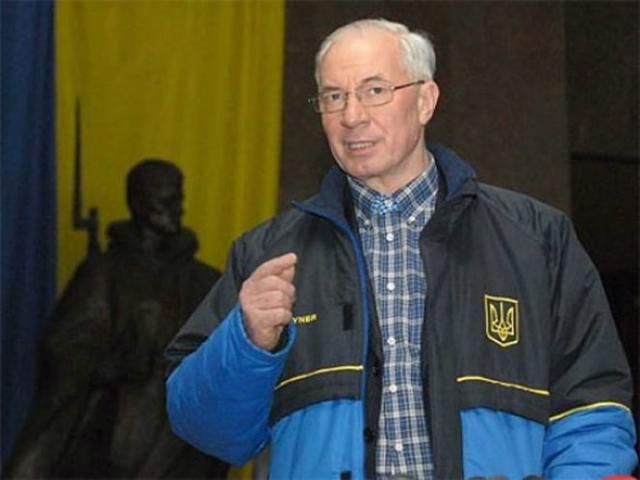 Азаров ищет бездомных, чтобы согреть их зимой Азаров ищет бездомных, чтобы согреть их зимой