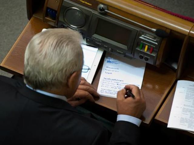 На заседании ВР регионал занимался садоводством: распределял навоз (Фото) На заседании ВР регионал занимался садоводством: распределял навоз (Фото)