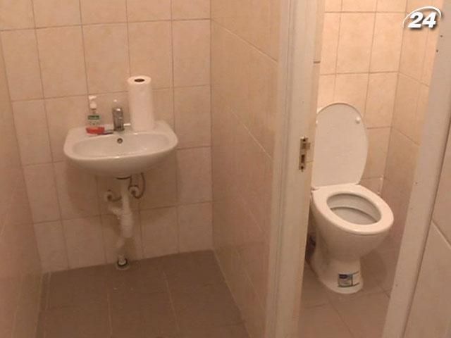 Учні багатьох сільських шкіл досі бігають до вбиралень на вулицю Учні багатьох сільських шкіл досі бігають до вбиралень на вулицю