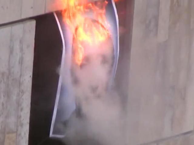 Pussy Riot сожгли портрет Путина (Видео)