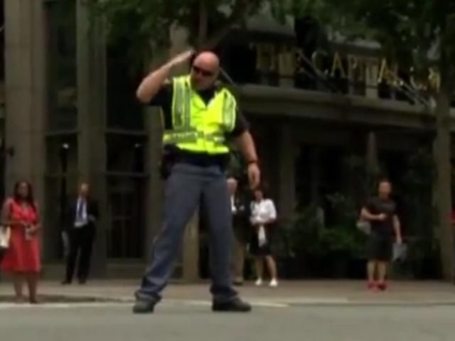 В США полицейский развлек улицу необычным танцем (Видео) В США полицейский развлек улицу необычным танцем (Видео)