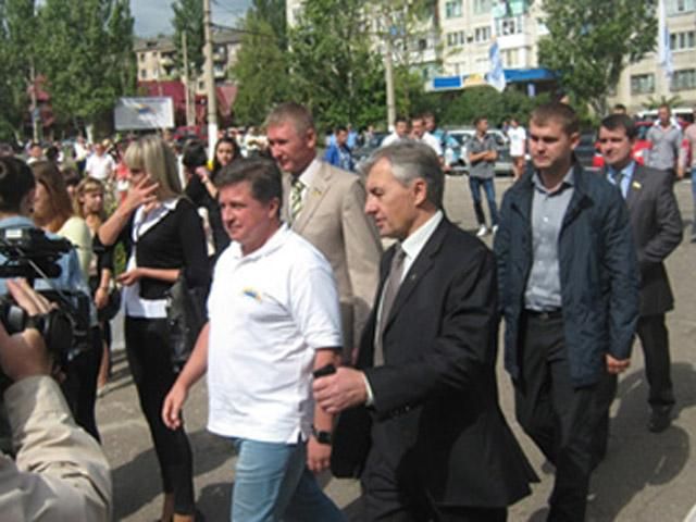 Округ сына Азарова обошелся в 69 миллионов бюджетных гривен (Фото) Округ сына Азарова обошелся в 69 миллионов бюджетных гривен (Фото)