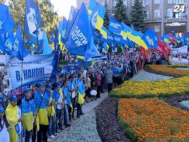 В Николаеве снова пикетируют из-за "языкового закона" В Николаеве снова пикетируют из-за "языкового закона"
