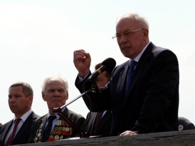 На митинг в Донбассе Азаров прибыл на вертолете (Фото) На митинг в Донбассе Азаров прибыл на вертолете (Фото)