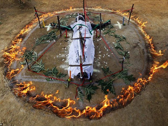 Колумбія: вигнання екзорцистом злих духів (Фото) Колумбія: вигнання екзорцистом злих духів (Фото)